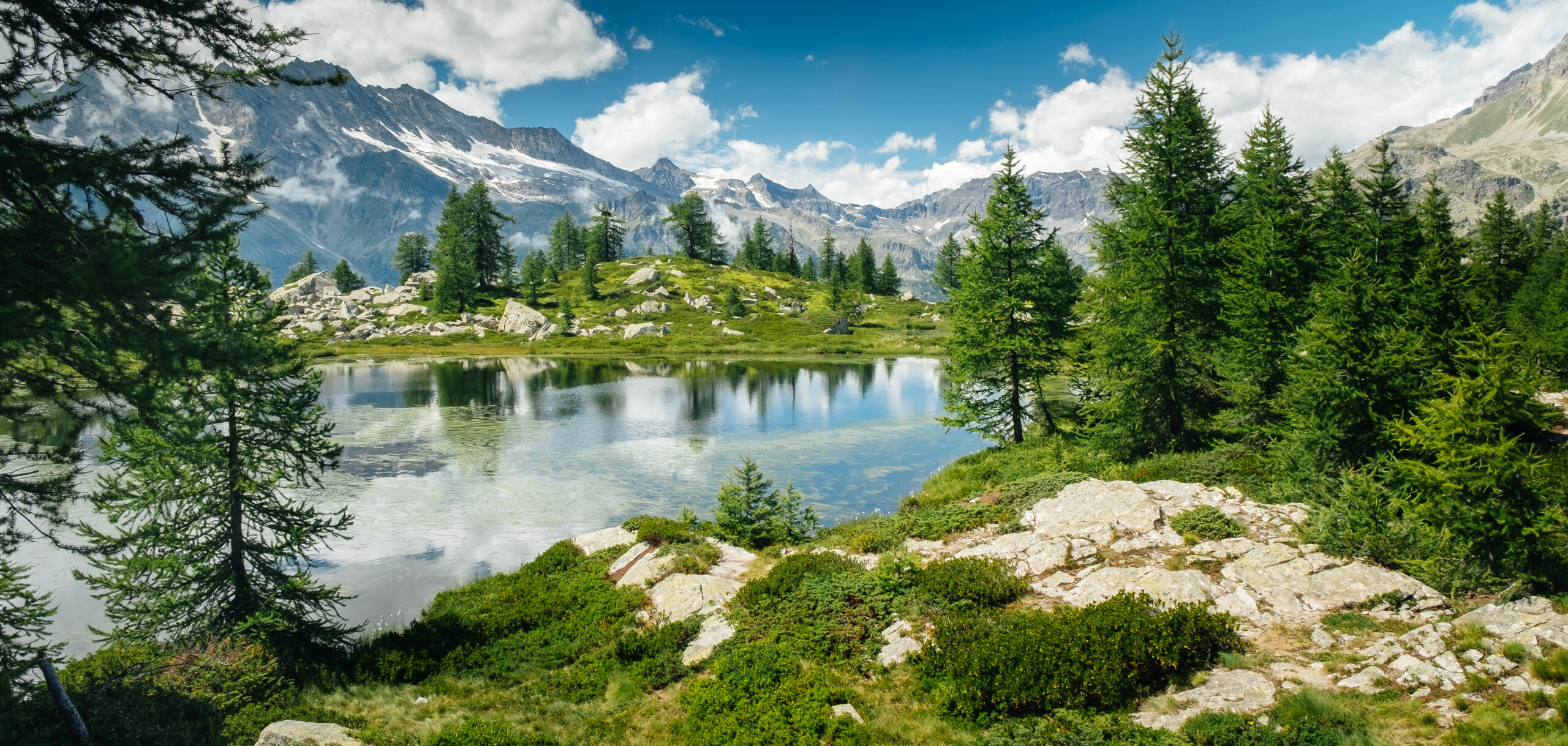 Mountain,Landscape,With,A,Lake,And,Green,Trees,Around.,Sense Parchi e spazi verdi - Parco Nazionale del Gran Paradiso
